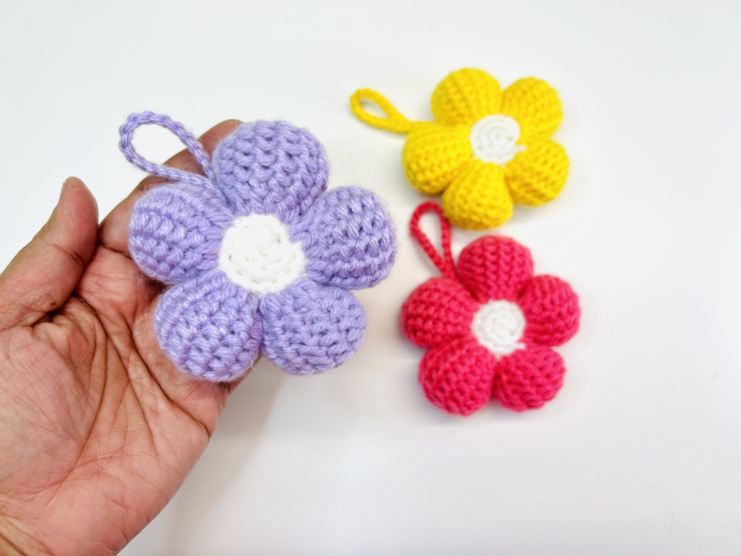 Pretty Flower Keychain – The Yarn Bowl Crochet